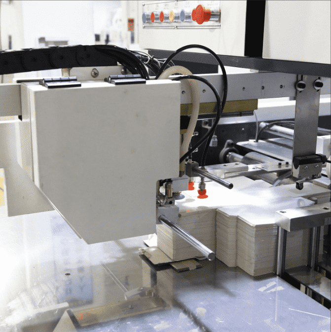 Cómo resolver los puntos de dolor de la precisión de ajuste de la máquina de fabricación de cajas rígidas automáticas