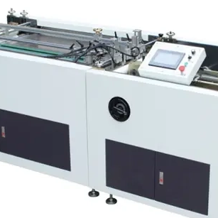 ¿Cuál es el papel de la optimización de materiales en la fabricación automática de cajas?